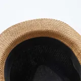 Sombrero tipo borsalino de paja color beige con cinta azul marino.