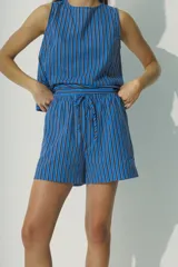 Shorts de tiro alto con estampado de rayas verticales azules y negras, con cordón ajustable en la cintura.