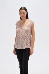 Blusa sin mangas con estampado geométrico en tonos rojo y blanco, de poliéster plisado, corte holgado y cuello redondo.