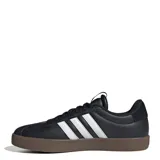 Championes urbanos Adidas modelo VL Court 3.0, color negro con tres franjas laterales blancas. Poseen capellada de cuero sintético texturizado, puntera reforzada y suela vulcanizada de caucho color marrón.