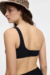 Top de bikini verde esmeralda con un solo bretel y detalle de aro metálico en el hombro.