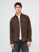 Camisa de lino verde militar, de manga larga con cuello clásico y bolsillo en el pecho. Cierre frontal con botones.