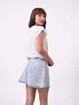 Minifalda celeste de jean con efecto lavado.