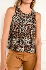Musculosa con estampado animal print en tonos marrones, beige y negro, de corte ajustado y sin mangas.