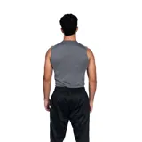 Musculosa térmica blanca de poliéster y elastano, con logo de Umbro en el pecho.