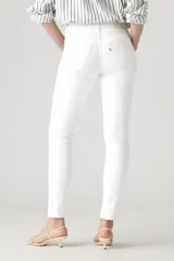 Jeans blancos de tiro alto, corte skinny, ajustados en cadera y muslos, confeccionados en denim stretch con tecnología Hypersoft.