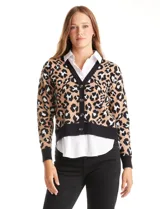 Cardigan de punto con estampado animal print de leopardo en tonos beige, negro y blanco, con escote en V y cuello con solapa. Presenta botones frontales y mangas largas con puño. Incluye una camisa blanca simulada debajo.