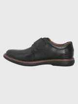 Zapato de cuero negro con ajuste de velcro, suela de goma EVA y plantilla de cuero y algodón orgánico.