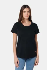 Remera azul de algodón y poliéster, de corte recto, cuello redondo y manga corta.