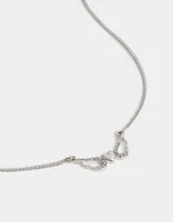 Cadena plateada con dije de corazón con alas con strass.
