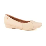 Zapato casual Usaflex de cuero color beige, con puntera redondeada y detalle de elástico en los laterales. Diseño de la línea Care Juanetes, con tecnología para el cuidado de los pies.