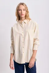 Camisa de manga larga con cuello clásico y bolsillo en el pecho, con estampado a rayas verticales amarillas y blancas.