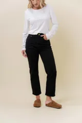 Jean blanco de tiro medio-alto, calce recto y largo al tobillo.