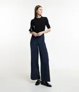 Pantalón wide leg de sastrería color azul marino, con bolsillos delanteros incorporados.