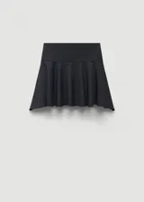 Minifalda negra de tejido mezcla de lana con bajo asimétrico y diseño evasé. Cierre cremallera invisible en el lateral.