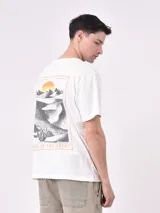 Remera color beige con cuello redondo y manga corta. Estampado en el pecho con un sol naciente y la frase "Soul of the Desert".