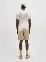 Short chino color beige de fit relajado con tiro semi caído. Cintura con cierre de cremallera y cordón ajustable. Bolsillos delanteros y traseros. Confeccionado en tejido canvas de algodón y lino.