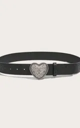 Cinturón negro con estampado floral y hebilla metálica plateada en forma de corazón con detalles florales grabados.