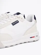 Zapatillas Tommy Hilfiger Classics de cuero blanco con detalles en gamuza color crema. Logo de la marca en el lateral y detalles distintivos de la marca en la entresuela.
