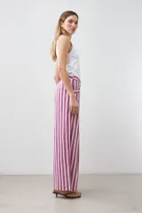 Pantalón de vestir de corte palazzo con rayas verticales fucsia y beige.