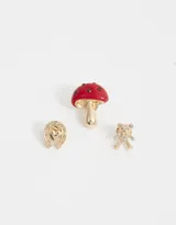Set de tres prendedores dorados: un oso con strass, un hongo esmaltado rojo con lunares y una herradura con corazón.