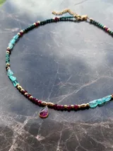 Gargantilla de cuentas de apatita, turquesa y granate con separadores en oro laminado 14k y dije de turmalina engarzada en plata 925 con baño de oro 18k.