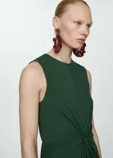 Vestido midi color borgoña, sin mangas y cuello redondo, con detalle de nudo drapeado en la cintura.
