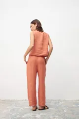Pantalón de lino color ocre, de corte recto, con pinzas en la cintura y bolsillos laterales. Se combina con un chaleco haciendo juego.