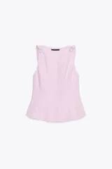 Top color lila de cuello barco y sin mangas, con detalle de lazos en los hombros y corte peplum en la cintura.