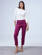 Pantalón en gabardina elastizada, con pretina ancha y bolsillos simulados, de corte recto.