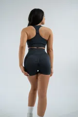 Conjunto deportivo color fucsia compuesto por top y short de calce ajustado con textura acanalada.