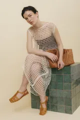 Sandalias franciscanas rojas de cuero con tiras entretejidas y hebilla lateral.