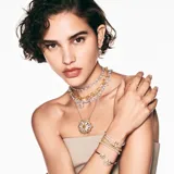 Pendientes de aro bañados en rodio con cristales transparentes y flores elaboradas con Swarovski Zirconia en tonos amarillos y transparentes.