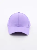 Gorra de béisbol celeste con visera curva y correa ajustable en la parte trasera.