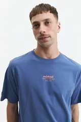 Remera azul de algodón con cuello redondo, mangas cortas y corte recto. Estampado en la espalda con la frase "if you don't say anything... how would they know?" en color naranja.