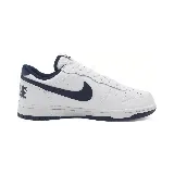 Championes urbanos Nike Big Low, color blanco con detalles en azul marino, confeccionados en cuero sintético.