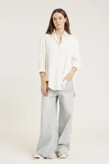 Camisa blanca con detalles de strass, de corte relajado y mangas largas.