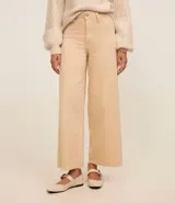 Pantalón marrón de jeans, corte wide leg cropped, con cintura media, trabillas, cierre con botón y cremallera, y bolsillos traseros.