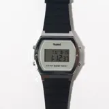 Reloj digital plateado con correa de caucho negra.