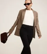 Pantalón negro de punto roma, corte flare, con bolsillos delanteros de solapa y bolsillos traseros embutidos.