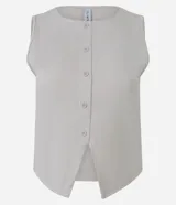 Chaleco corto gris claro de punto roma con cuello redondo, breteles anchos y abotonadura frontal.