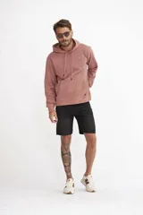 Bermuda de jean negra con terminaciones desflecadas.