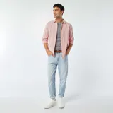 Remera gris de punto jacquard con cuello redondo y manga corta.