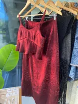 Top color borgoña con breteles finos y volados en el ruedo.