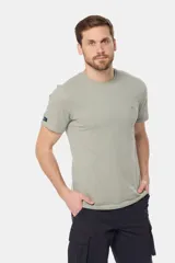 Remera celeste de manga corta con cuello redondo y bordado pequeño en el pecho. Corte clásico.
