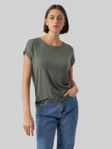 Remera verde militar de corte recto, cuello redondo y mangas cortas.