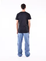 Remera negra de corte regular con estampado de texto en blanco y rojo con la palabra "Rock" en grande.