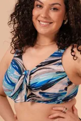 Top de bikini estampado con nudo central, sin aro, con breteles regulables y broche en la espalda. Confeccionado con tela que contiene fibra LYCRA® XTRA LIFE™.