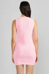 Vestido corto tejido color rosa, sin mangas y cuello redondo.