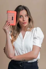 Billetera mediana de símil cuero color rosa, combinada con telar de colores amarillo, rosa y negro. Tiene compartimento interior con tarjeteros y cierre interior, monedero con cierre alrededor y correa de mano desmontable.